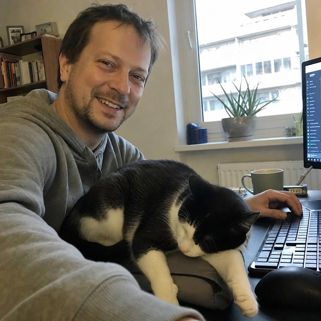 Zdjęcie: Krzysztof M. ze swoim kotem i tubą KotaVit (prawdziwe, za zgodą)